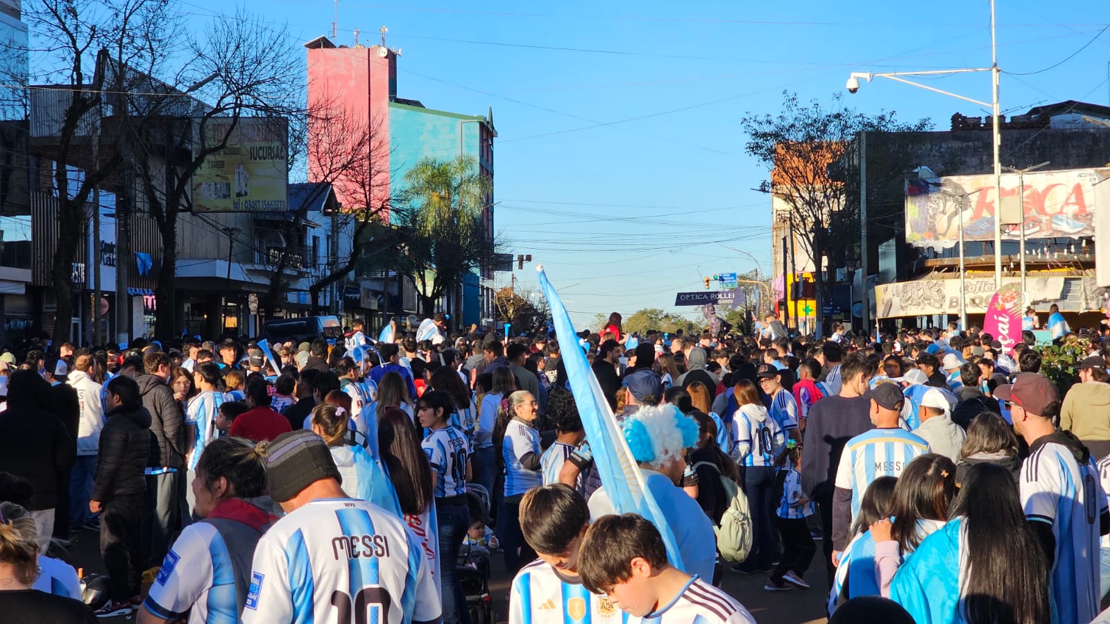 Una multitud copó el centro de Eldorado para celebrar el pase de Argentina a cuartos de final